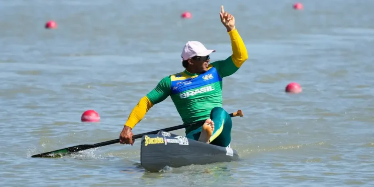 Isaquias Queiroz conquista ouro na Hungria e segue em busca de mais medalhas