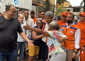 Jerônimo visita áreas alagadas em Santo Amaro, entrega ajuda humanitária e reforça apoio às famílias atingidas