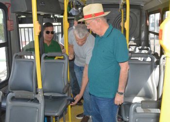 Prefeitura de Feira de Santana inspeciona frota de ônibus escolares e reforça compromisso com transporte de qualidade