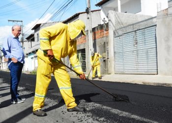 José Ronaldo acompanha início de pavimentação no Tomba e anuncia mais obras