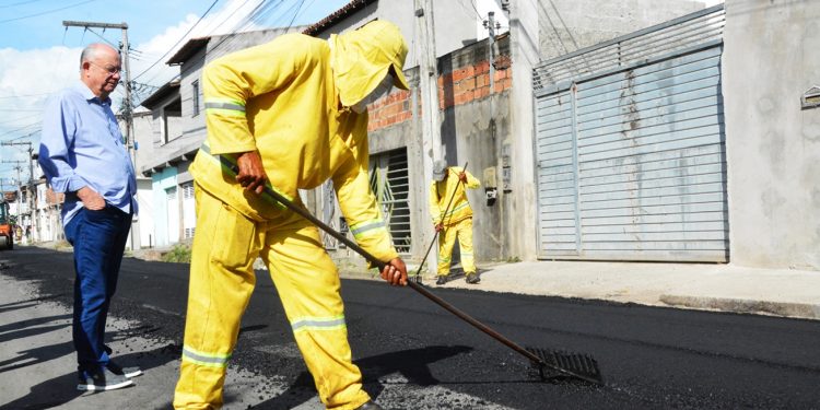 José Ronaldo acompanha início de pavimentação no Tomba e anuncia mais obras