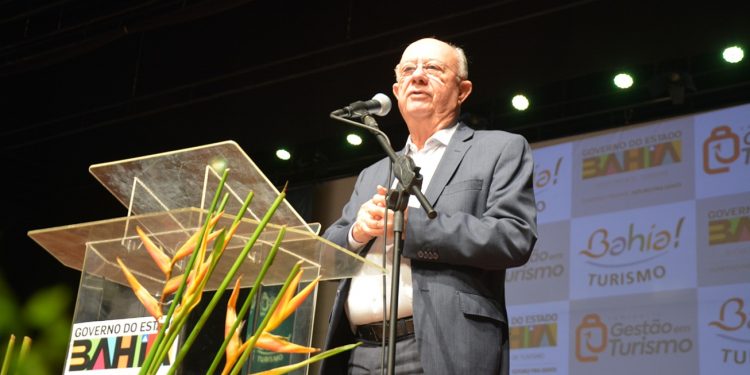 José Ronaldo exalta turismo de negócios e coloca feira no centro das atenções