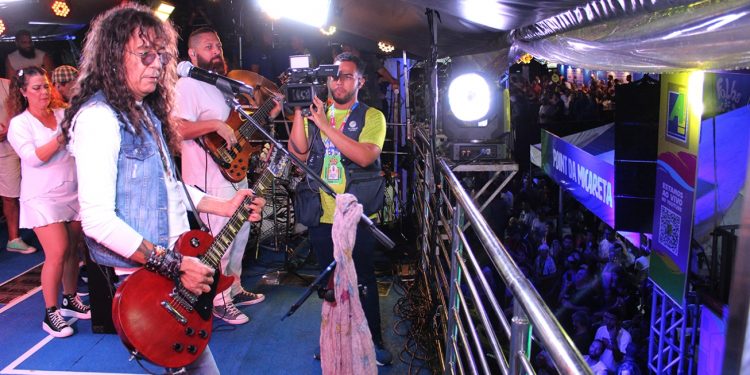 Luiz Caldas arrasta a pipoca e celebra 40 anos de “Magia” na Micareta