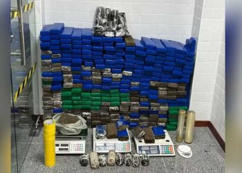 Mulher é presa com mais de 300 tabletes de maconha e explosivos no centro de Feira de Santana