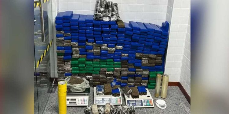 Mulher é presa com mais de 300 tabletes de maconha e explosivos no centro de Feira de Santana