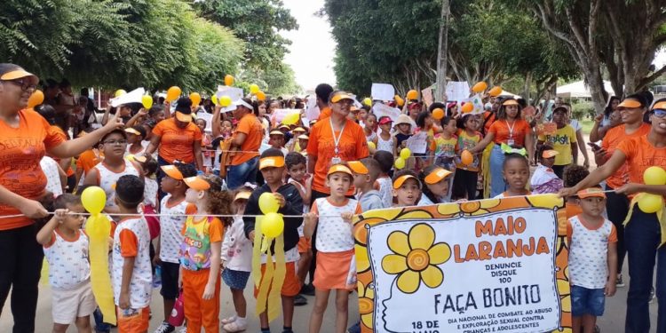 Maio Laranja: Cras de Maria Quitéria mobiliza comunidade em caminhada contra o abuso infantil