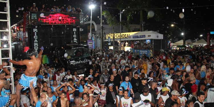 Micareta de Feira explode em diversidade, emoção e irreverência no terceiro dia de festa