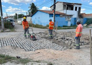 SOMA mantém recuperação de ruas mesmo sob chuva em Feira de Santana