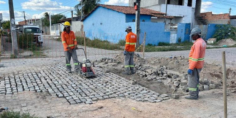 SOMA mantém recuperação de ruas mesmo sob chuva em Feira de Santana