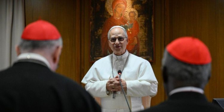 Papa Leão XIV reafirma missão de humildade e justiça social diante dos cardeais