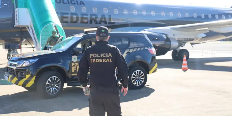 Chefe do PCC preso na Bolívia é transferido sob forte esquema de segurança para presídio em Brasília