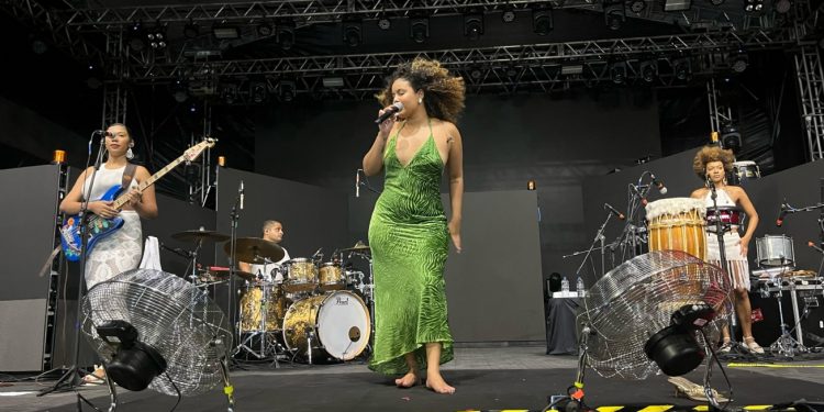 Rachel Reis emociona e resgata memórias na pré-abertura da Micareta de Feira