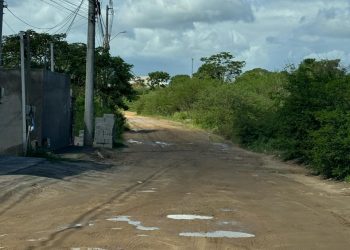 Ruas esburacadas causam medo de assaltos em Santo Antônio dos Prazeres e Estrada do Rosário