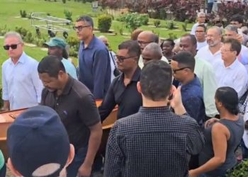 Sob aplausos e emoção, Divaldo Franco é sepultado em Salvador