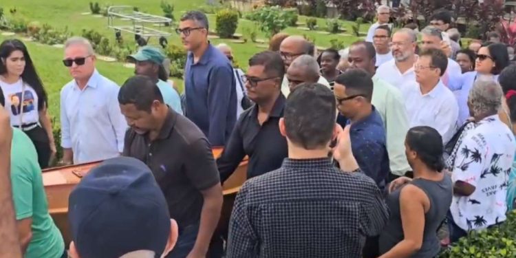 Sob aplausos e emoção, Divaldo Franco é sepultado em Salvador