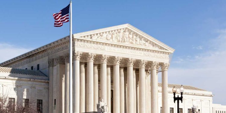 Suprema Corte dos EUA autoriza Trump a revogar status legal de mais de 500 mil imigrantes