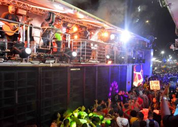 Thiago Aquino comanda a madrugada e convoca foliões para o grande arrastão da Micareta 2025