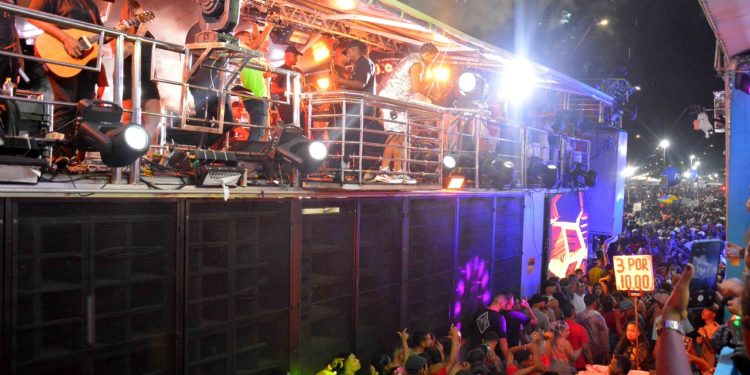 Thiago Aquino comanda a madrugada e convoca foliões para o grande arrastão da Micareta 2025