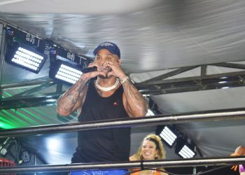 Tony Salles estreia carreira solo na Micareta de Feira de Santana puxando o folião pipoca