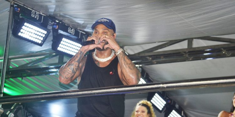 Tony Salles estreia carreira solo na Micareta de Feira de Santana puxando o folião pipoca