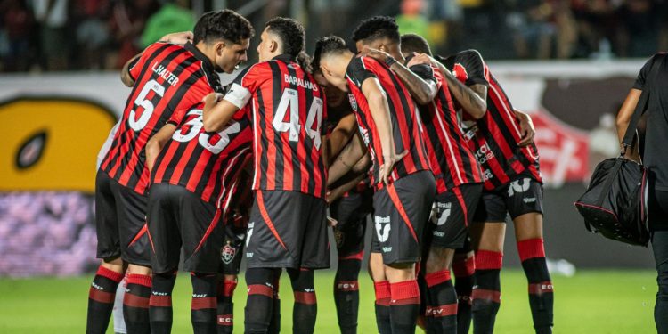 Vitória e Santos duelam no Barradão em confronto direto contra o rebaixamento