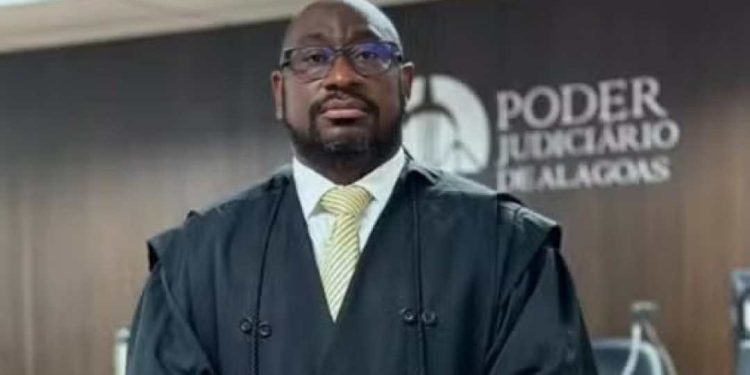 OAB suspende registro de advogado baiano João Neto após agressão à namorada em Maceió