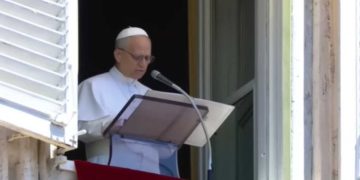 Papa Leão XIV faz primeiro discurso na janela do Vaticano e clama por paz mundial