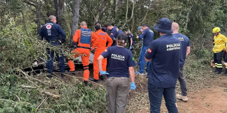 Oito pessoas morrem em queda de balão em Santa Catarina: três vítimas foram encontradas abraçadas dentro do cesto