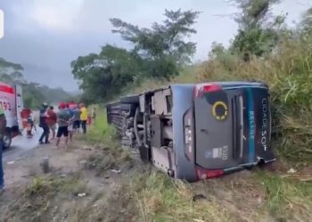 Ônibus tomba na BA-120 em Ibirataia e deixa três mortos, incluindo uma criança