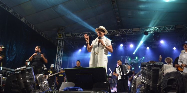 Alcymar Monteiro presta homenagem a Carlos Pitta na abertura do São Pedro em Bonfim de Feira