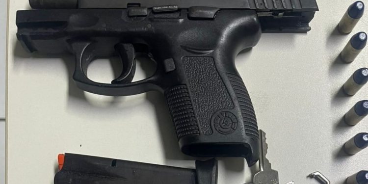 Polícia Militar apreende arma, recupera moto roubada e prende suspeito no bairro Aviário