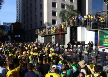 Ato na Avenida Paulista reúne apoiadores de Bolsonaro com pedidos de anistia e críticas ao STF