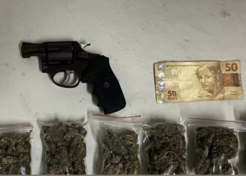 PM apreende arma e drogas no bairro Baraúnas, em Feira de Santana