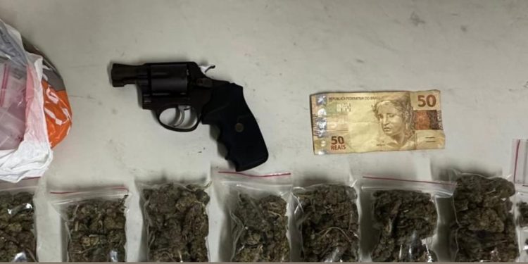 PM apreende arma e drogas no bairro Baraúnas, em Feira de Santana