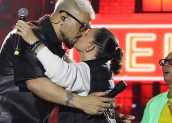 Prefeita de Conceição do Jacuípe beija cantor Belo no palco durante o São João: “Sou apaixonada por você”