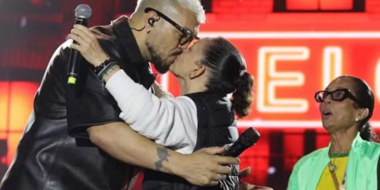 Prefeita de Conceição do Jacuípe beija cantor Belo no palco durante o São João: “Sou apaixonada por você”