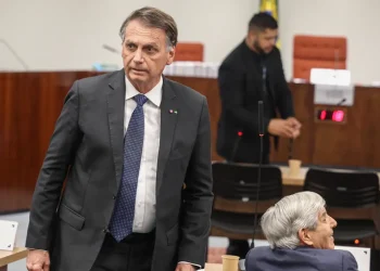 Bolsonaro nega golpe, pede desculpas ao STF e volta a criticar urnas eletrônicas