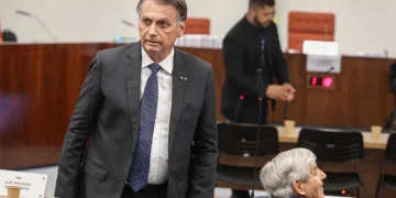 Bolsonaro nega golpe, pede desculpas ao STF e volta a criticar urnas eletrônicas