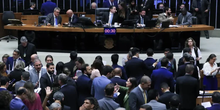 Câmara aprova urgência para votar suspensão do decreto que altera o IOF