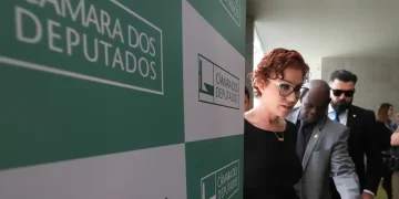 STF julga recurso de Carla Zambelli para anular condenação