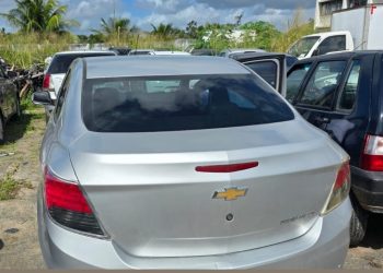 Homem é preso ao dirigir carro clonado na Avenida Eduardo Fróes da Mota, em Feira de Santana