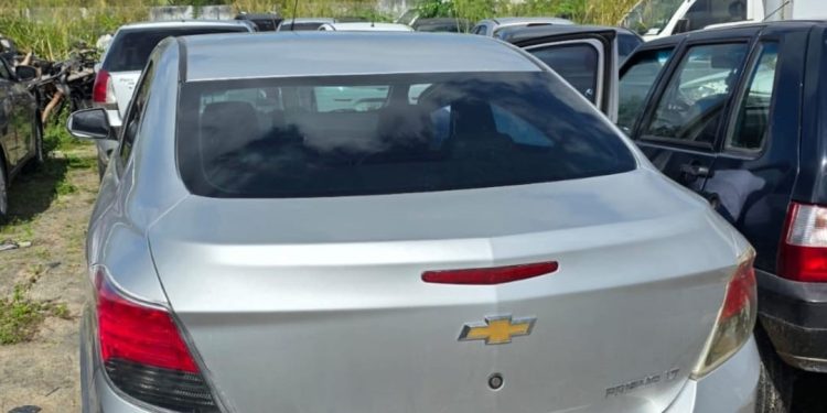 Homem é preso ao dirigir carro clonado na Avenida Eduardo Fróes da Mota, em Feira de Santana