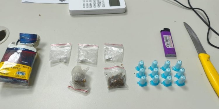 Ação da 64ª CIPM termina com apreensão de drogas e arma branca no centro de Feira de Santana