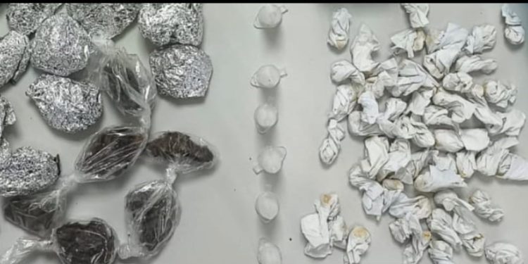 Polícia Militar apreende drogas e simulacro de arma de fogo no bairro Mangabeira em Feira de Santana