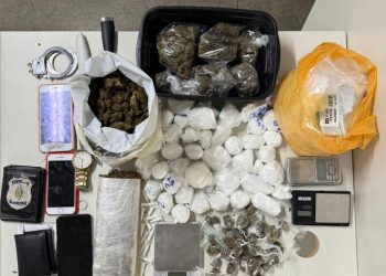 Polícia Militar prende dois homens por tráfico de drogas dentro de um condomínio de luxo no bairro Sim