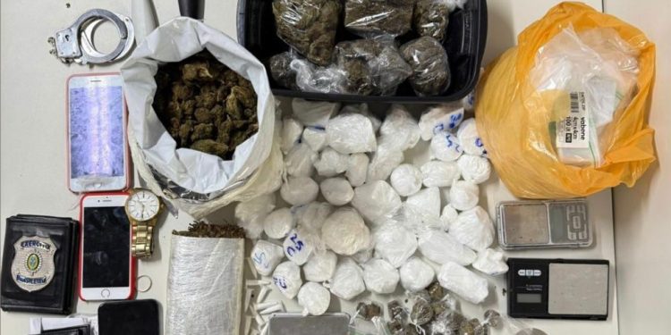 Polícia Militar prende dois homens por tráfico de drogas dentro de um condomínio de luxo no bairro Sim