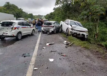 Engavetamento com oito veículos deixa motorista ferido e provoca congestionamento na BR-324