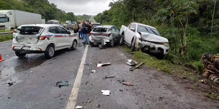 Engavetamento com oito veículos deixa motorista ferido e provoca congestionamento na BR-324