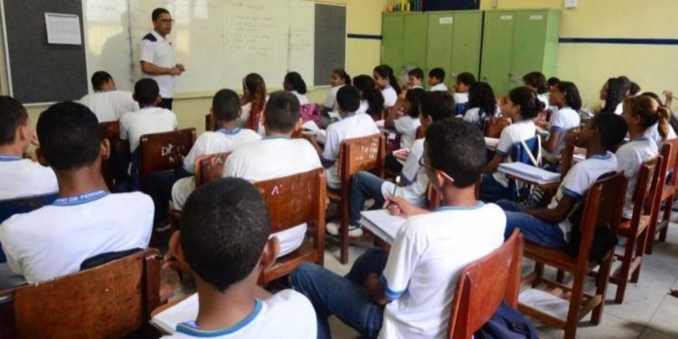 Bahia lidera escolarização entre adolescentes e avança no ranking nacional da educação