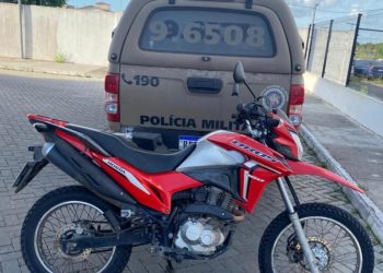 Polícia Militar recupera moto roubada e prende suspeito com bloqueador de sinal em Feira de Santana
